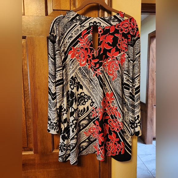 Chico'sRed Black & White V Neck Floral Pullover 3/4 Sleeve Travelers Knit size 3 - Picture 2 of 6